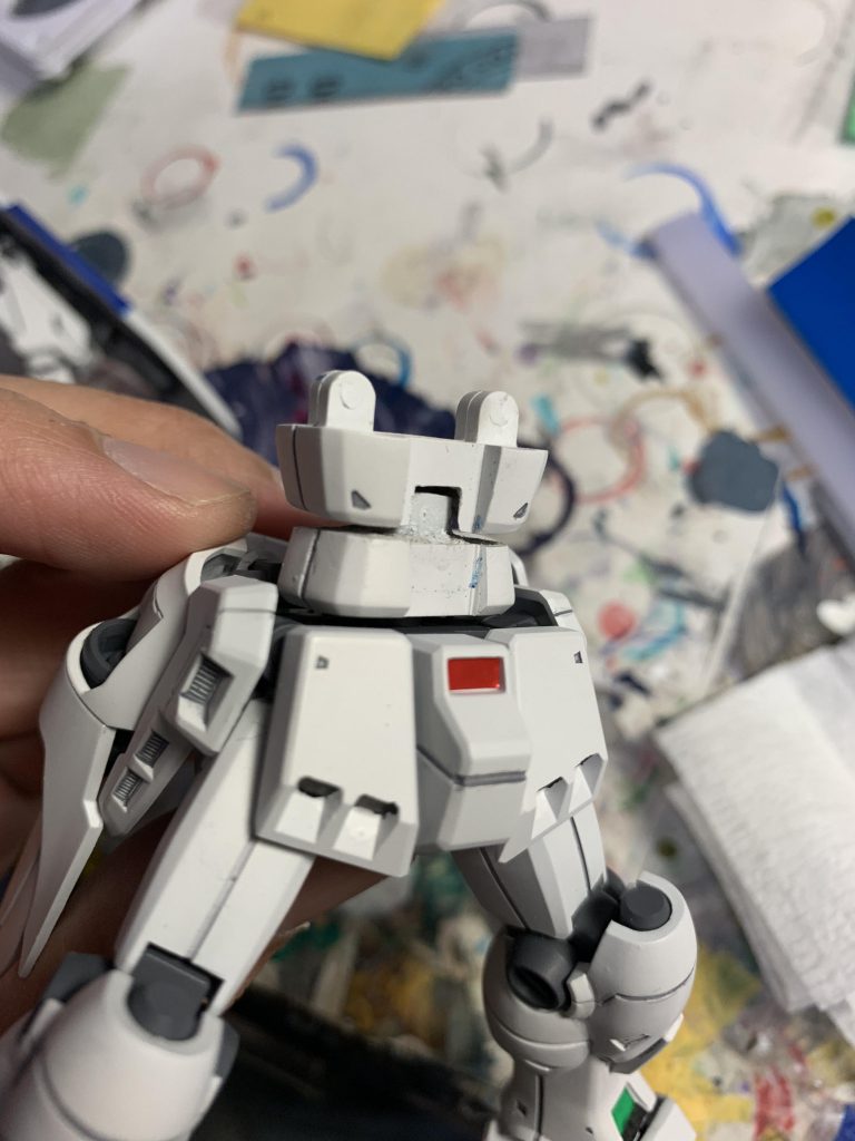 今回自分は白パーツのみで腰関節を構成しましたが使えるリーチが短かい為
上記オーキスへの収納も含めるのであれば首元まで使う構成をオススメします
またかれこれ16年経過しているため、そのままでは特にオーキスの大きな部品(特にコンテナ)には
バリ、面の破綻、合わせの不一致、モールドの劣化がありました
形状確認・修正及びスジ彫り道具を揃えて臨まれる事をオススメします