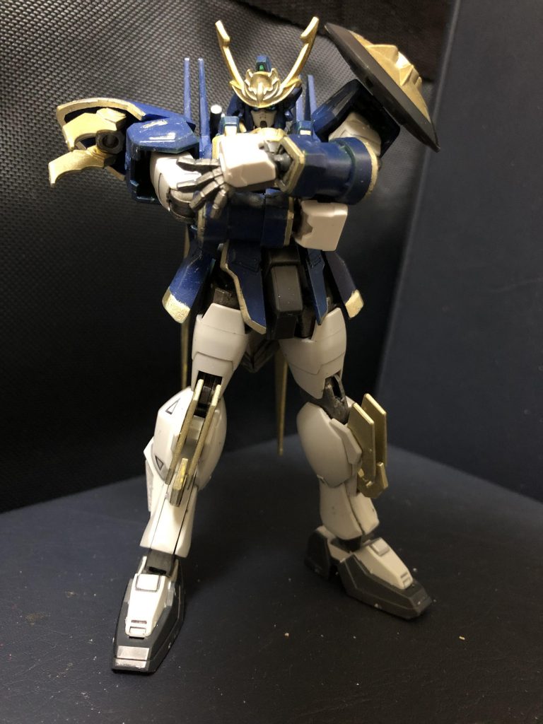 ??「君達、無事だったかい?」
ユッキー「変形した!アルトロンガンダムだ!」
リク「はい、大丈夫です。ありがとうございます。」
ユッキー「僕らはユッキーとリクって言います。あなたは...?」
竜飛「私は竜飛。この機体はアルトロンガンダム−飛龍−。さっきの奴らは鉄血衆。この一帯を根城にしている。私は奴らから、龍王峡の秘宝を守っているのさ。」
ユッキー「!!」
竜飛「キミ達は何をしにココへ?」
リク「実は....。僕たちも秘宝を捜しにきたんです。」
竜飛「ふっ、正直だな。守護者の私の前でそれを言うとは...。そういうのは嫌いではないよ、私は。」
リク「すみません...。」
竜飛「正直な少年に免じてチャンスをあげよう。私と闘って勝つ事が出来たら、秘宝の在処に案内しよう。」
リク「....え?いいんですか?」
竜飛「ふっ、すでに勝つ気でいるのかな?少年は?さあ、勝負を始めようか!」