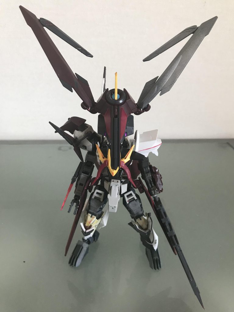 侵食後の前面
元となった機体の資料が無くなっているため比較は出来ないがその場に居合わせた開発部によると「赤い部分は全て侵食により変化した部分と考えていい」らしい。頭部が大きく異なっているため、これが生命体の本体であると考えられる。