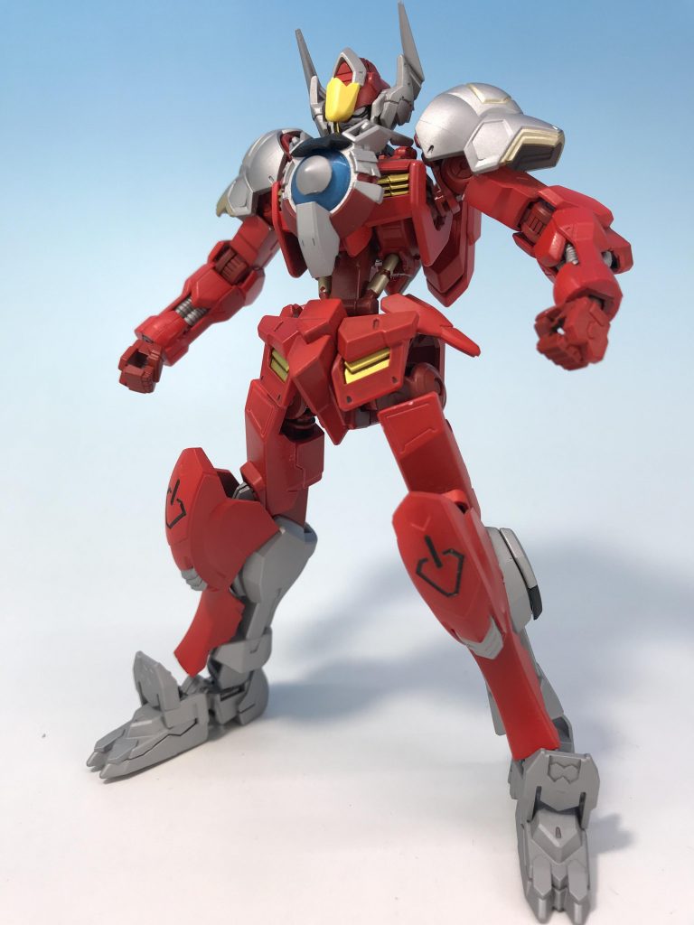 引いたらこんな感じ。
こういう見立て改造をやる場合の個人的なこだわりとして、「モチーフ元とMSの中間くらいに落ち着かせる」ことがありまして。
なので、頭のツノや胸部といったウルトラの要所以外は、バルバトスのまんまに見えるようにしています。