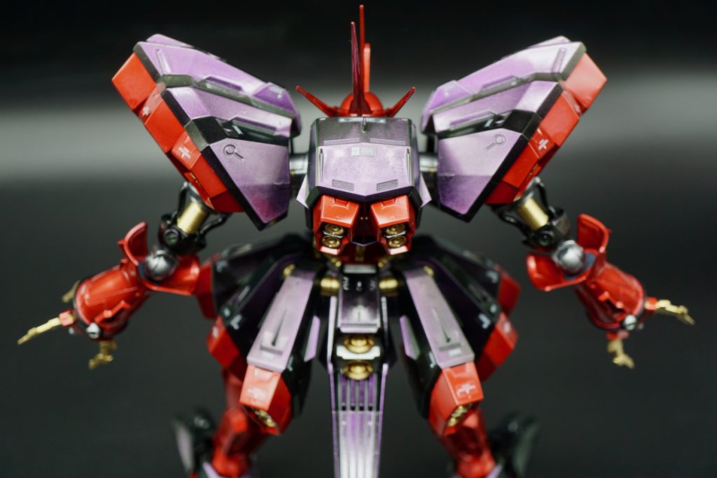 見る角度、光の加減でパープルにもダークなグリーンにも黒にも見えるとても面白い偏光塗料。色が変わるとハンマの印象もかなり変わります。パープル/グリーンの偏光塗料をメインにしたかったのに合わせた赤が予想以上に強力でメインの偏光塗料の印象が薄れてしまったのが少々残念でした。