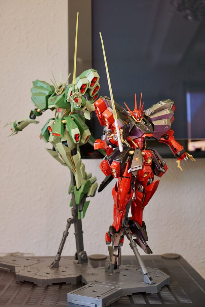 オリジナルカラーで仕上げたハンマとパチ組みハンマ。こうして並べてみるとパチ組ハンマも塗装したくなります。