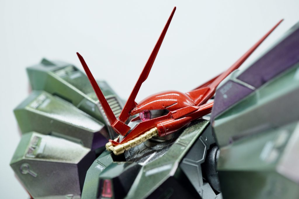 接写すると折れたアンテナの修復跡がわかってしまう頭部(汗)。ハンマの頭部の造形はとても素晴らしいと思うんだけど折れやすいので組む際には注意が必要。