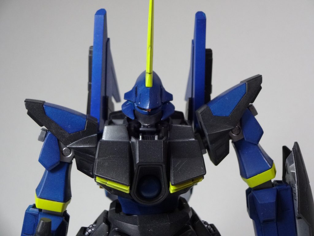 胸像から。肩と二の腕をバーザムの物に変更しました。バーザムとガルバルディのジョイントが両方とも受け側だったので、市販のダブルボールジョイントを使用し、接続できるようにしました。また、角をだけをリベイクからバーザムの物に変更してあります。