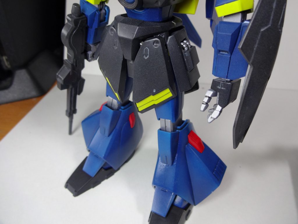 下半身から。膝下をギャプランの物に変更しました。また、サイドスカートを5mm延長し、ハンドパーツをバーザムの物に変更しました。