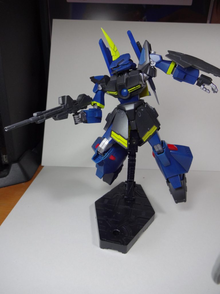 バーザムの説明書っぽいポーズを1枚。干渉をあまり考えなかったので、そこまで可動域が良くないです。ライフルは百万式のライフルを切り詰めた物を使用しました。