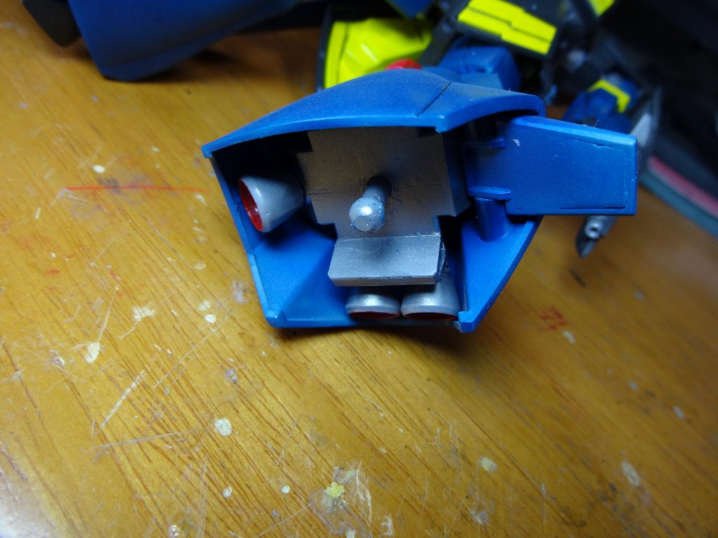 足首から下はガルバルディの物を使いたかったので、ギャプランの接続軸を切断し、3mmのプラ棒とボールパーツでジョイントを作り直しました。