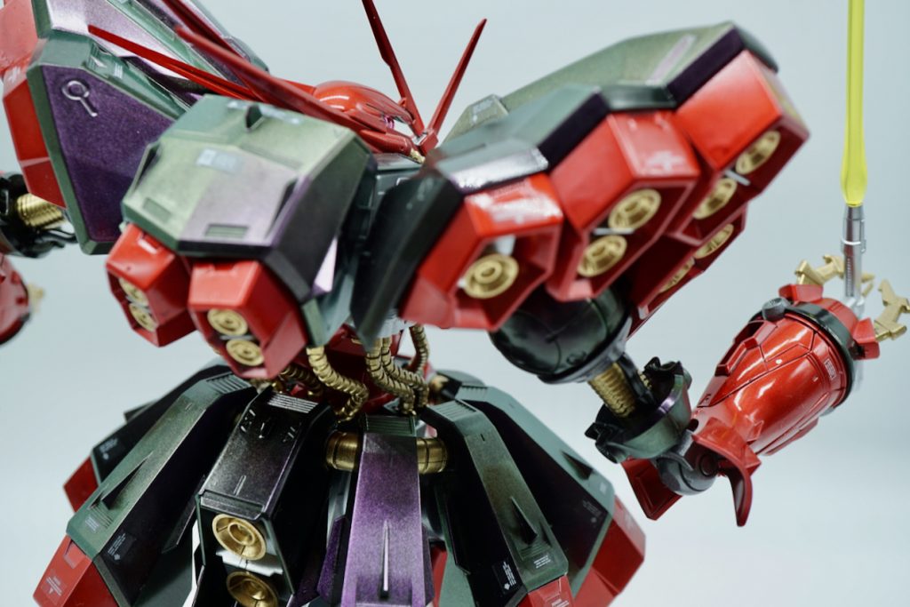 全身バーニアでバイクのエキゾーストパイプのような動力パイプが凄くカッコ良いMSです。