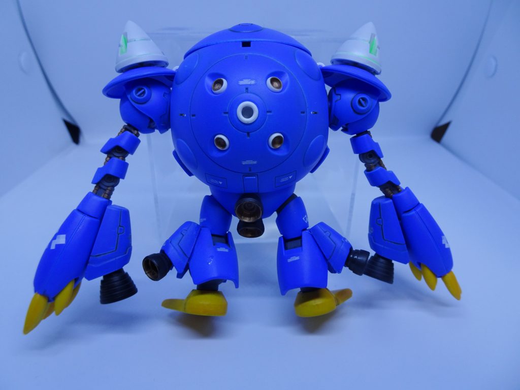 プトレマイオスアームズで隠れてしまいますが
背面はこんな感じです。
モモの機体なのでデカールは控えめにしています。
~~~~~~~~~~
開発日記2
--- GBN フォースネストにて ---
リク:どうしたの?モモカちゃん?
モモ:ダブルオースカイはどうやって飛んでるの?
リク:え?どうって…普通に…
ユッキー:GNドライブだよ。ソレスタルビーイングの創設者イオリア・シュヘンベルグが開発した、西暦2307年時点でのモビルスーツ動力の概念を覆す新型動力炉のことで…
モモ:あの三角コーンがあれば浮いたり飛んだり出来るのね
ユッキー:それだけじゃないよ。GNドライブが生成するGN粒子は武器への転用も可能で更に機体の周囲に圧縮したGN粒子を展開する事によってバリア効果も…
モモ:あれをつければパワーアップするのね。あの三角コーンをつける!
ユッキー:もー!説明がまだなのにー
モモ:コーイチさん、手伝って貰えますか?
コーイチ:も、もちろん(また最初から作った方が早いかな…
モモカ:あと背中に可愛い装備を追加したいんだけど出来ますか?
コーイチ:も、もちろん(これは徹夜だな…
リク:俺もダブルオースカイの調整が終わったら手伝うよ
ユッキー:僕も手伝うよ。モモカちゃん。
コーイチ:(た、助かった~)