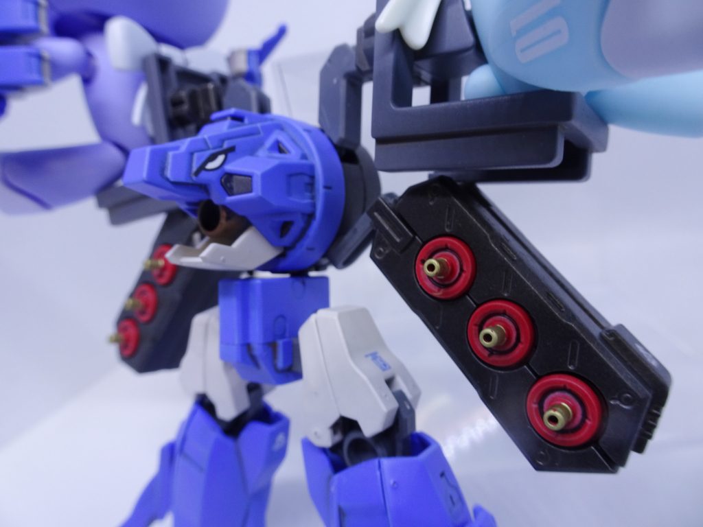 背中キャノン(GNトレミーキャノン)も発射可能です。
マギーさんが「背中のスーパーギャラクシーキャノン、素敵ね!」って言ってくれるそうです(笑)
~~~~~~~~~~
開発日記3
--- GBN フォースネスト格納庫前にて ---
モモ:背中の可愛い装備…可愛いと言えばプチッガイ…
コーイチ:プチッガイを背中に背負ったりするのは、すぐ出来るよ(あー作り直ししなくて良さそうだ
モモ:で、プチッガイは2機付けたいんですけど。サラちゃんとナナミさんにも乗って欲しいので。
コーイチ:に、2機…
シャフリ:さすがのケイワンも、モモ君のガンプラ愛の前にはタジタジのようだね。
モモ:シャフリさん!
コーイチ:なぜ、シャフリさんが?
モモ:コーイチさんだけだと不安だったんで…呼んじゃいましたー!
コーイチ:(そんなに頼りない?(´;ω;`))
シャフリ:私のシェヘラザードに使用しているプトレマイオスアームズを使ってみたらどうだろう?00シリーズの機体だからGNドライブとの相性も良い筈だよ?
モモ:それ、お願いします!
シャフリ:あのケイワンなら、このプトレマイオスアームズのデータから愛の溢れるバックパックが作れるはずだよ?
コーイチ:(あのシャフリアールが…!)モモカちゃん、完成させよう!早速ガンダムベースに戻って成型機で射出してみよう!