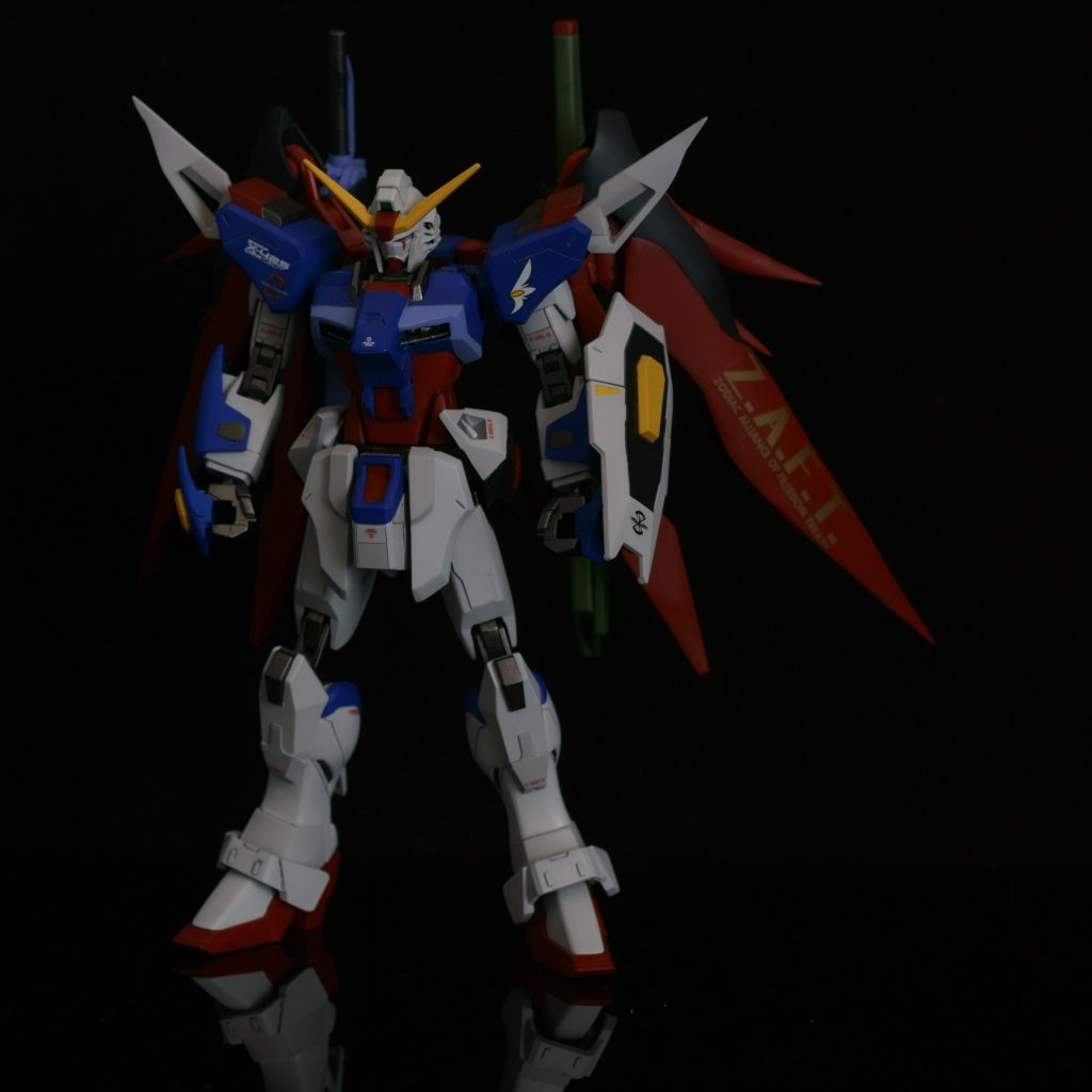 デカールは普段より少し控えめに、ザフト軍やフェイスマーク、デスティニーにまつわるものを肩や羽を中心に貼りました。