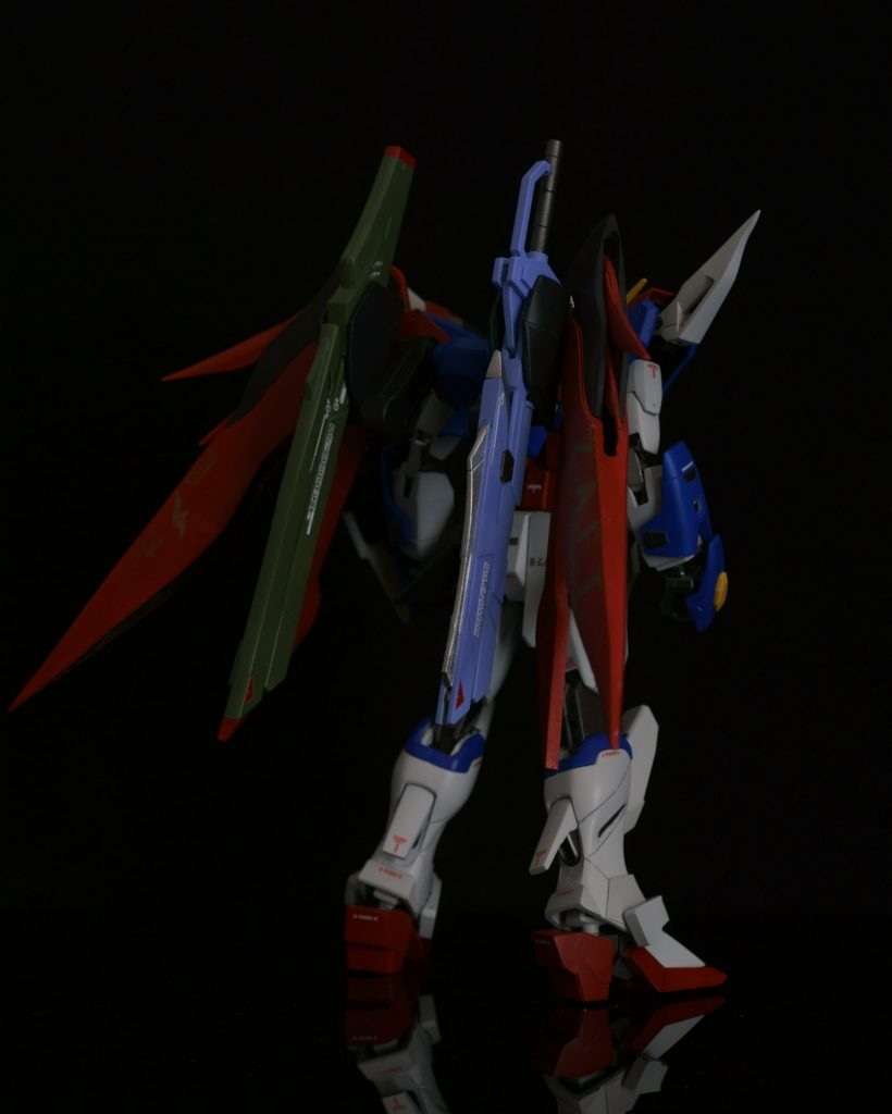 今回はパイロットのシン・アスカの怒りや憎しみを象徴する赤にこだわりました。
鮮やかすぎない血のような色を目指してクレオスのブラッドレッド2を使用しました。