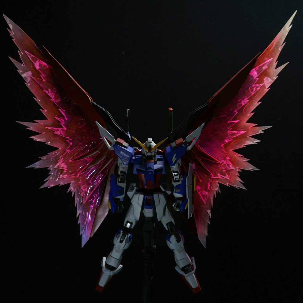 ウイングの形状変更に伴い、光の翼も自作しました。