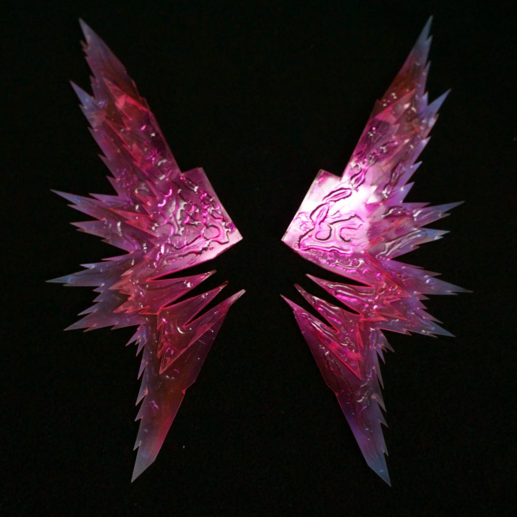 根元をクリアレッド、そこから先端に向けて蛍光ピンク、先端をパールブルーでグラデーション塗装を行いました。