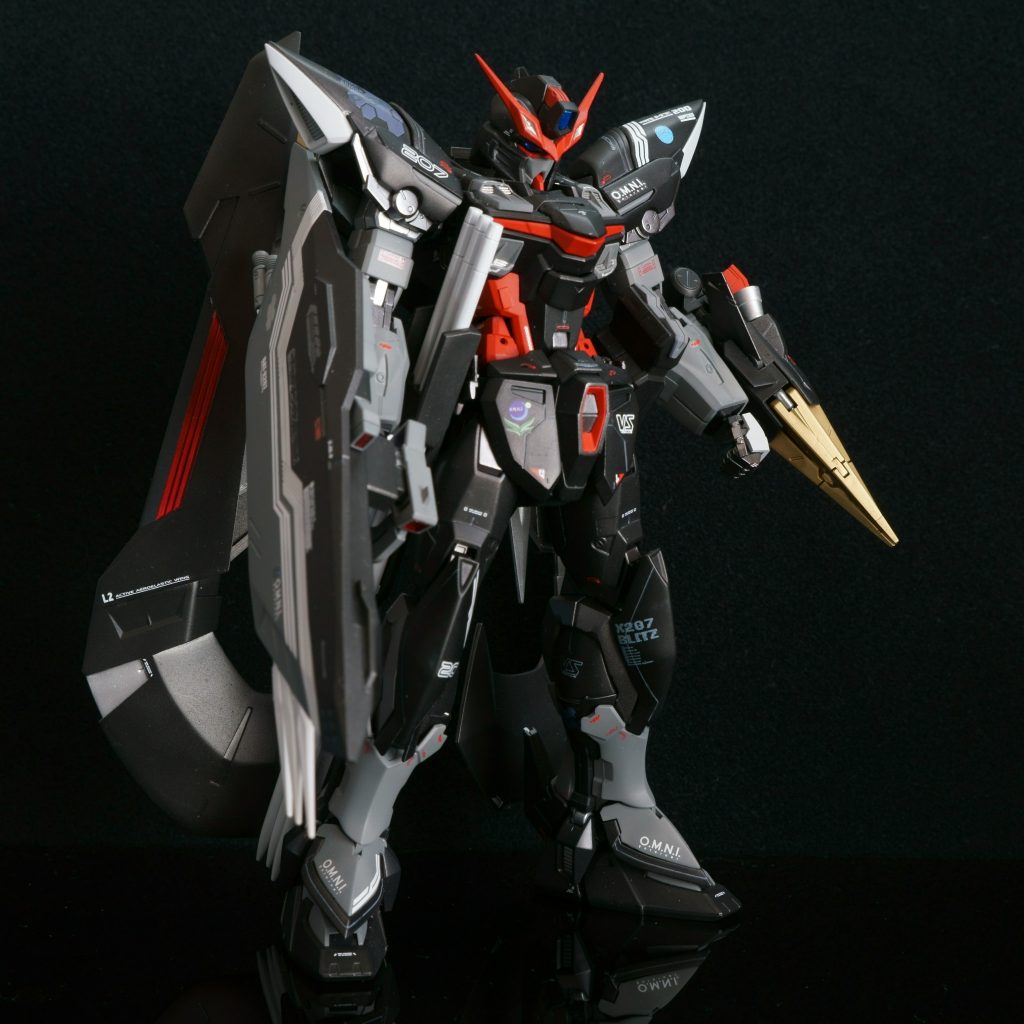 ネブラブリッツは本来赤色一色のカラーリングですが、今回はオリジナルカラーで塗装しています。ストライクノワールを意識させる派手過ぎず、クールな色合いで仕上げました。