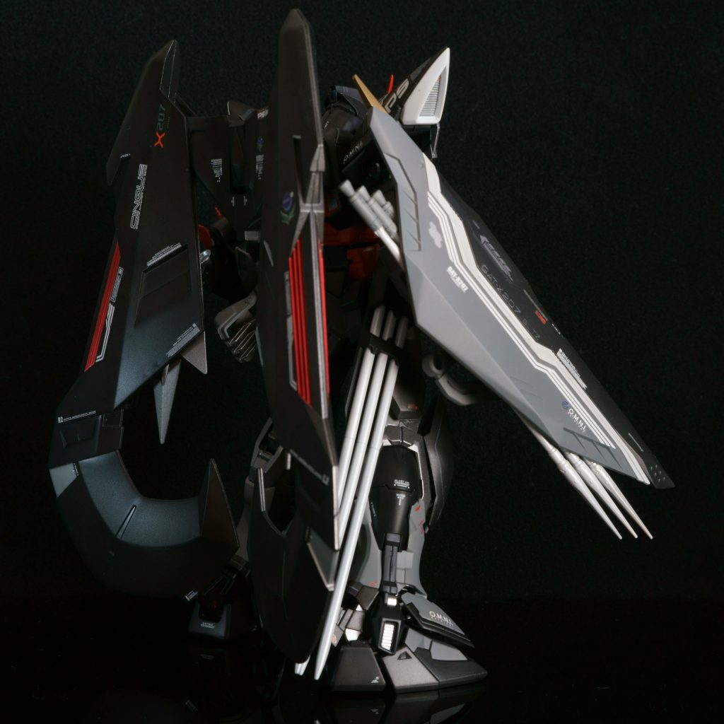 背中には大きな羽を背負っていますがこちらは1/100のキットの物なので意外と軽くしっかりと自立してくれます。