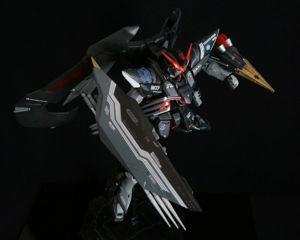 デカールはMGブリッツガンダム用と市販のコーションデカールを散りばめており、遊び心で左肩には青いハロのデカールを貼り付けてます。