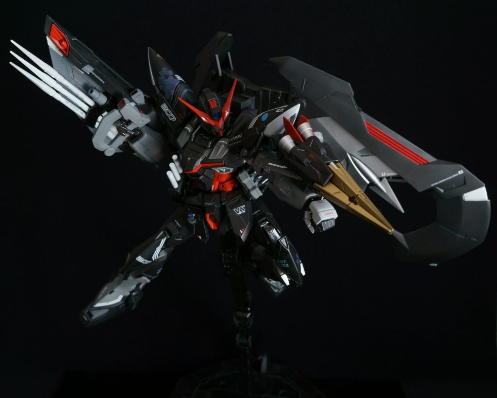 ブリッツガンダムとアストレイゴールドフレーム天を足して2で割ったようなモビルスーツの本機も羽を活かした飛行アクションがよく似合います。