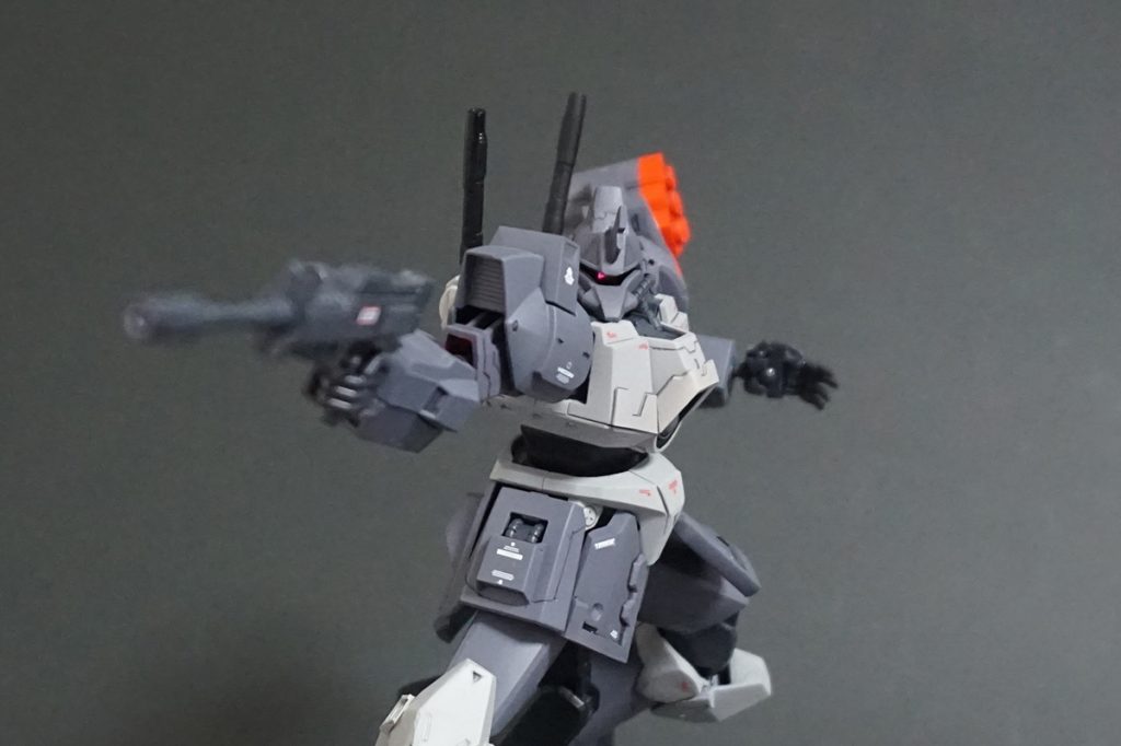 ビームライフルを構えて