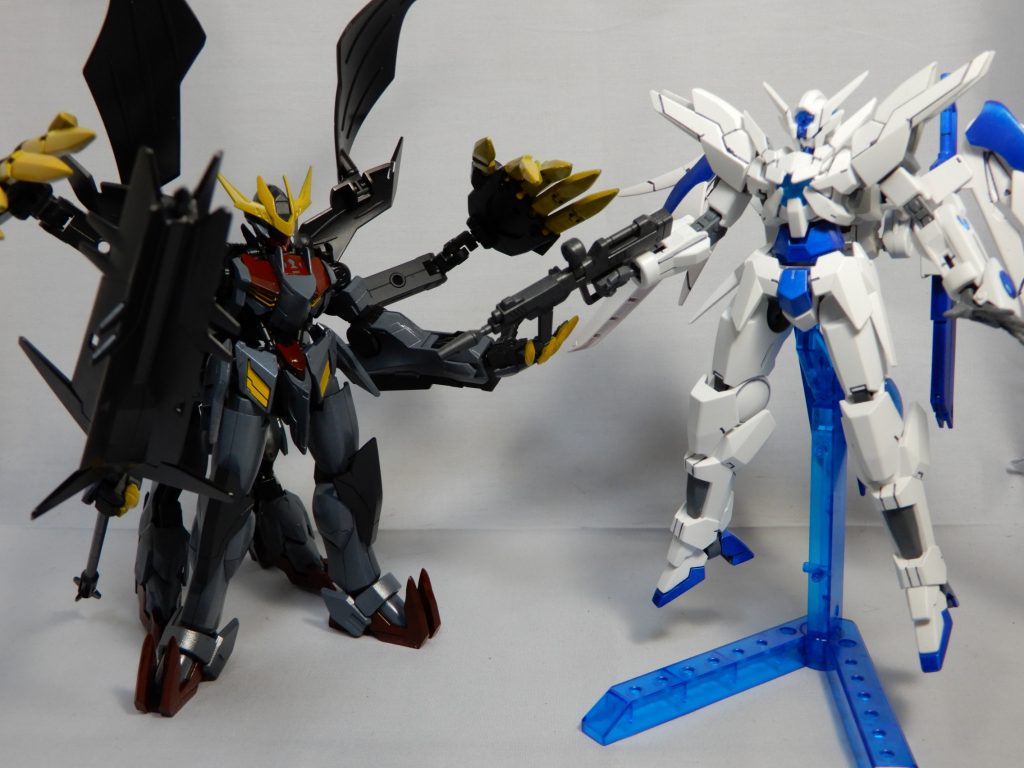 ソレスタルスフィアで2ショット　シアのモビルスーツ作れば揃い踏み