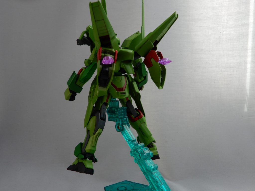 フェニーチェやアストレイノーネイムのようなアシンメトリーな機体にしました