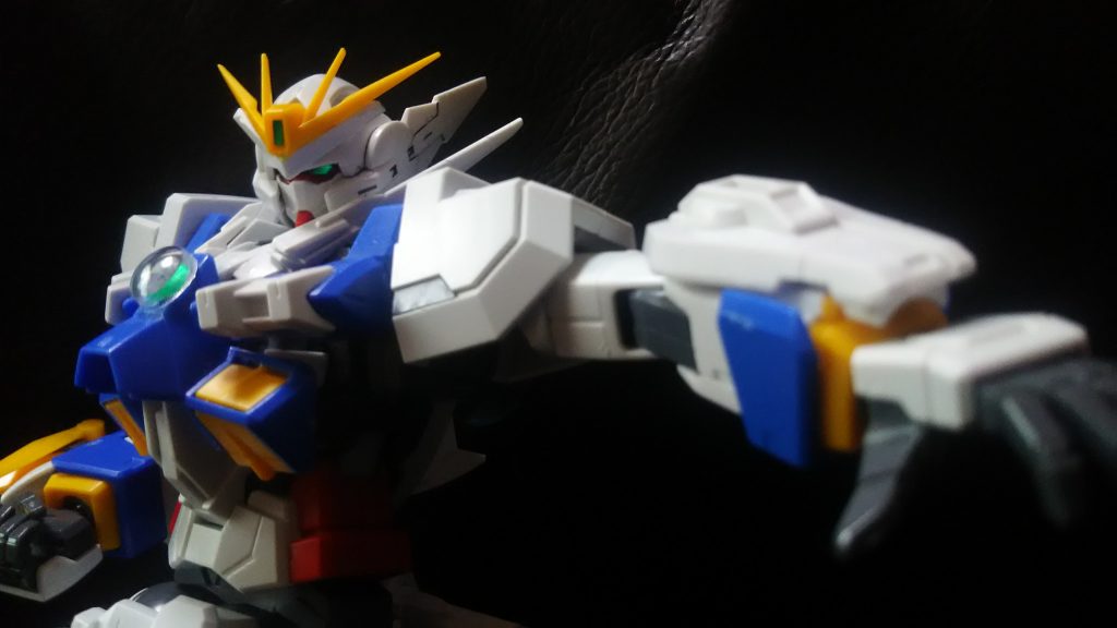 まずはアンテナと腕パーツ。胸部から開始しました！胸部はウイングEWの胸パーツを逆さまに見てみたら「これいける！？」と思い付けてみました！