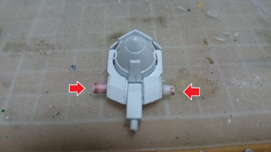 トランジェントのバックパックに3㎜プラ棒を取り付け、デスティニーの武器と羽を取り付けられるようにしました。