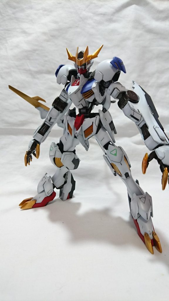 首は長短二種類製作。
ポーズによって使い分けます。