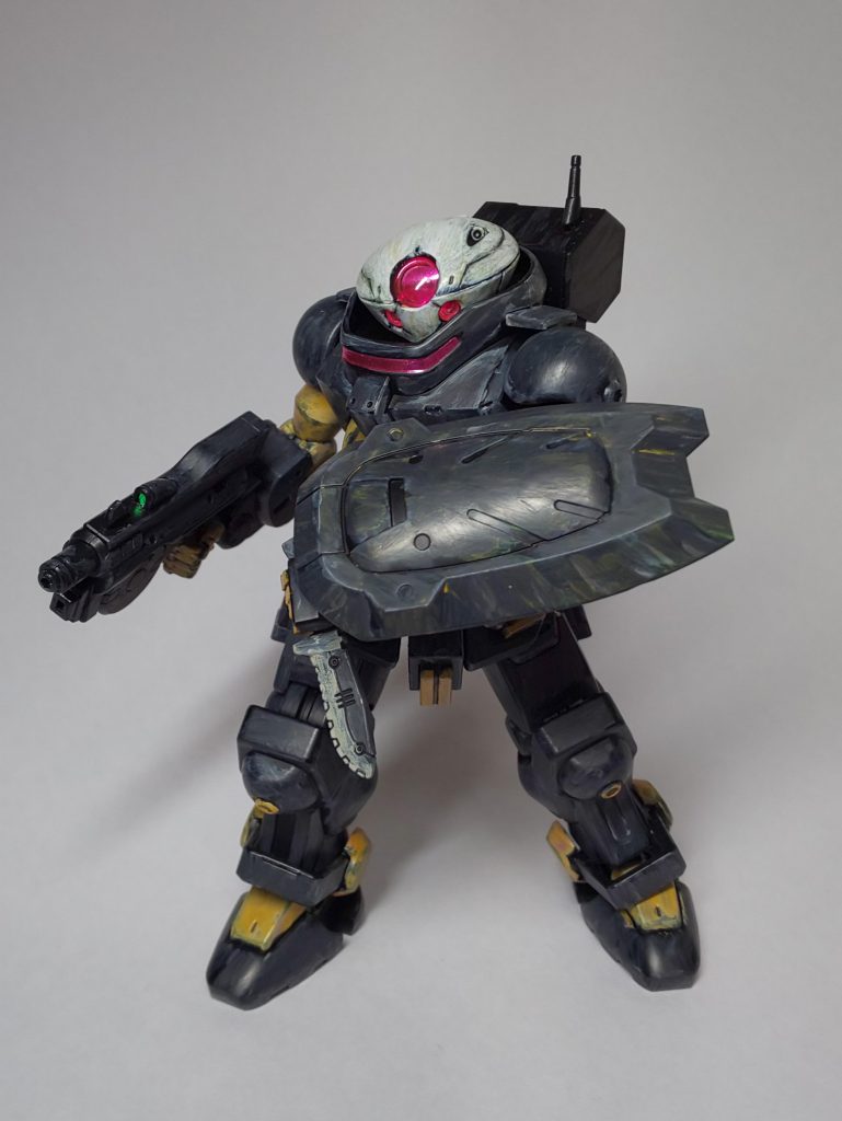 筆塗りで黒立ち上げです。白と黄色のところは緑と黄色を塗り重ねた上から、綿棒で汚く跡が残るように塗っています。
黒はグレーで汚く塗った上からジャーマングレーで色味調整ですが、盾のみそのしたに黄色と緑をしこんであります。

手塗りする意味のある塗りかたをできるようになってきたかと思っています。