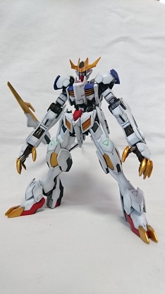 ホワイト部のみ軽く陰影を付けて塗装。
仕上げはメタリック部以外はつや消しよりの半光沢です。 
塗りわけが割りと多く、マスキングに時間がかかりました。