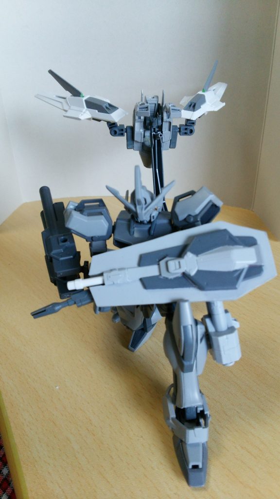 いま手前に構えているのがアブゾーブラージシールドで、
スタビルのアブゾーブシールドのパーツを利用したものです。
ストライクのシールドの型を取った複数枚のプラバンを本当に積層させ
チョバムシールドの表面パーツをはりつけた
「リアル積層シールド」です。
先端にアムアム?のジョイントを利用した3mm穴があり、
そこに適当なビームサーベルを刺して接近戦も可能となっています。
接続する換装によってビームライフル化させたりなんかも可能。
また各種武装はほぼ3mm軸で装備されているので、
状況に応じて別機体のパーツにつけかえるのも自由自在。
ストライカーパックも素のストライクと同じように
肩も含めてフルセット装備が可能です。