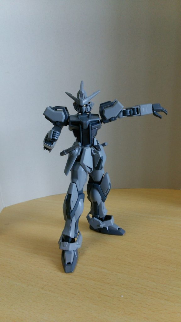 本体となる「ストライクエアロ」です。
ベースがHGCEのエールとみせかけて、
実はエールから肩を持ってきただけで
基本はほとんどスタービルドストライクなのです。
(前腕・ふくらはぎ・サイドスカート・後頭部・アンクルアーマーなど)
頭部は通信機能の増強目的ということで、
カレトヴルッフ炎のヘッドギアを調整して装備。
またスタビルのふくらはぎアーマーの中にポリキャップを仕込み、
3mm穴を設けることでハードポイントにしています。