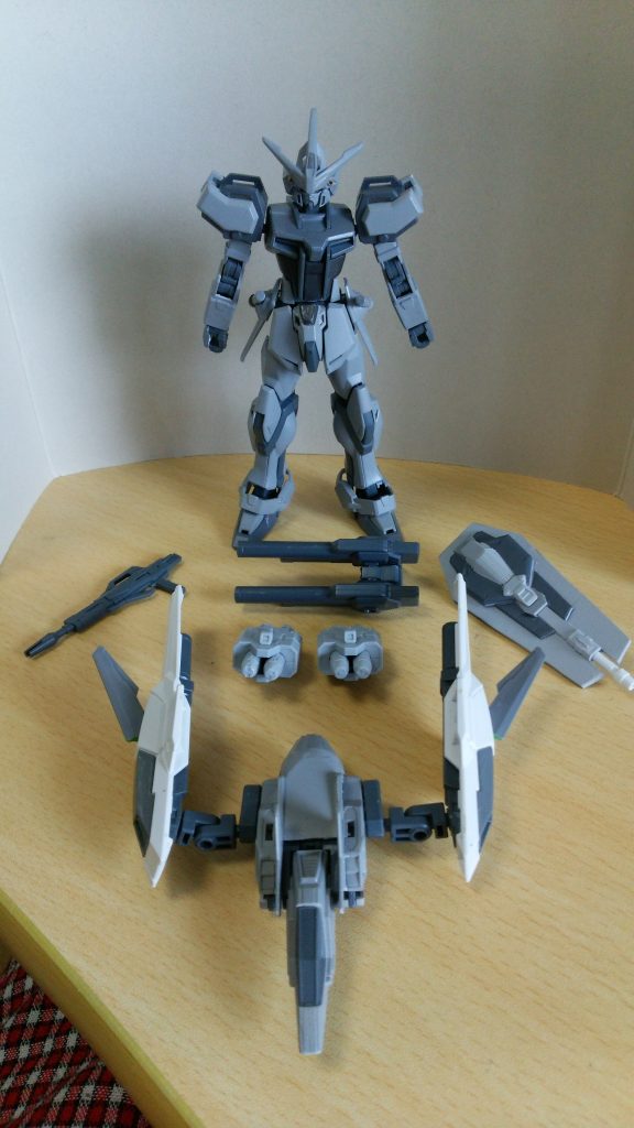 オプション武装のセットです。
手前にあるのがユニバースブースター改造の
可変ストライカーパック「ファルコンブースター」。
ユニブ本体にスケールモデルのエンジンノズルを接着し、
メテオホッパーのものの接続部にポリキャップを仕込んで
3mm軸に改造したスラスターバインダーを、
アムアムの間接で接続しています。
ライフルはビルストの、ミサイルポッドはMSキャノン01のもの、
二連装砲はコトブキヤのウェアウルフ・スペクターから流用です。
そして右側の大型シールドがセミスクラッチのオリジナルシールド、
「アブゾーブラージシールド」です。
(あといちおう両腰にビームサーベルもあります)