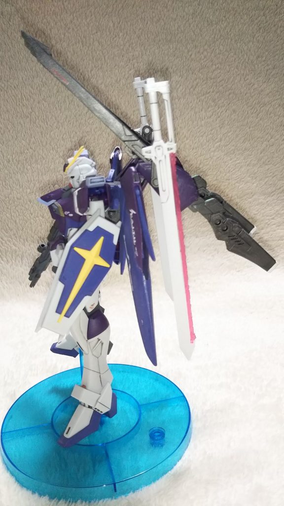 【横ショット】
デスティニーシルエットの長射程ビーム砲×２門はFGの物をそのまま使用してます。
エクスカリバーのマウント部分は、バックパックに穴を開けてHGのマウント部分をそのまま使用してます。