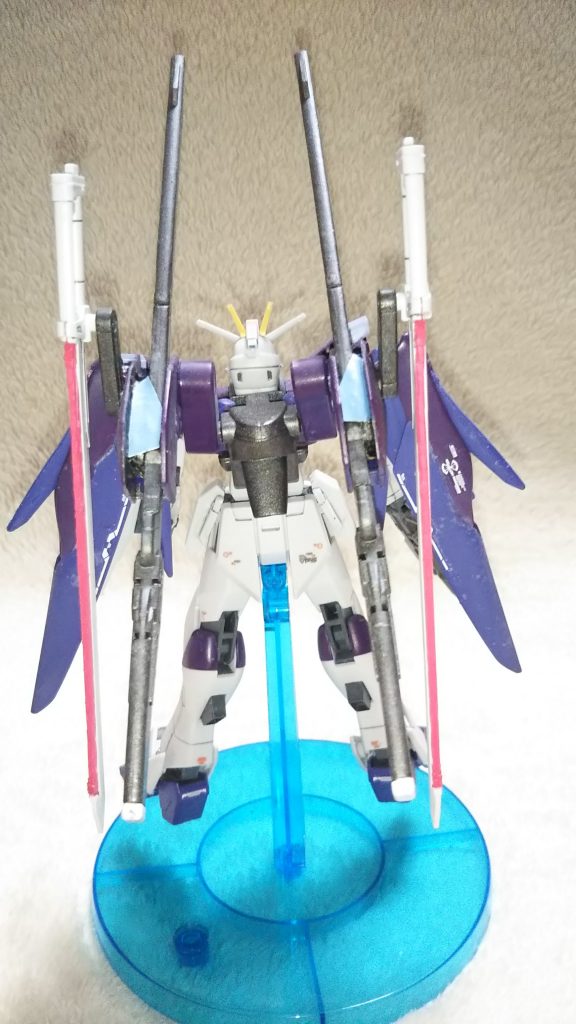 【バックショット】
長射程ビーム砲はパテでバックパックに固定してます。
パテの目隠しにホイールシールの余白部分のスカイブルーを使用してます。