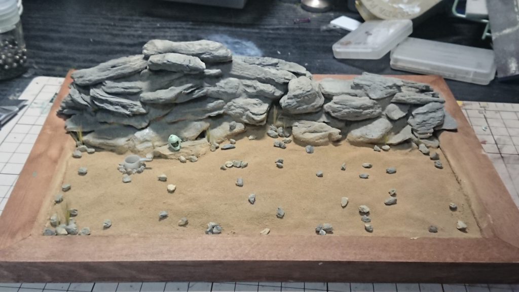 ジオラマは写真建てを台座にバークチップなど100円ショップで揃えました。