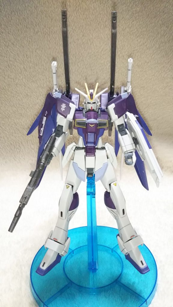 【正面ショット】
部分塗装で仕上げてます。
デカールはRGデスティニー用のを使用してます。
腕などの合わせ目は消さずに、ディテールラインを追加することで合わせ目もディテールラインと見えるようにしてます。