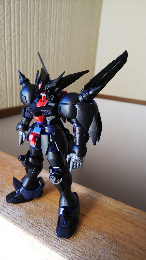 左肩にはマントをそのまま追加装甲にして両肩にはスパイク…ああ、シルエットがなんて悪役チックw