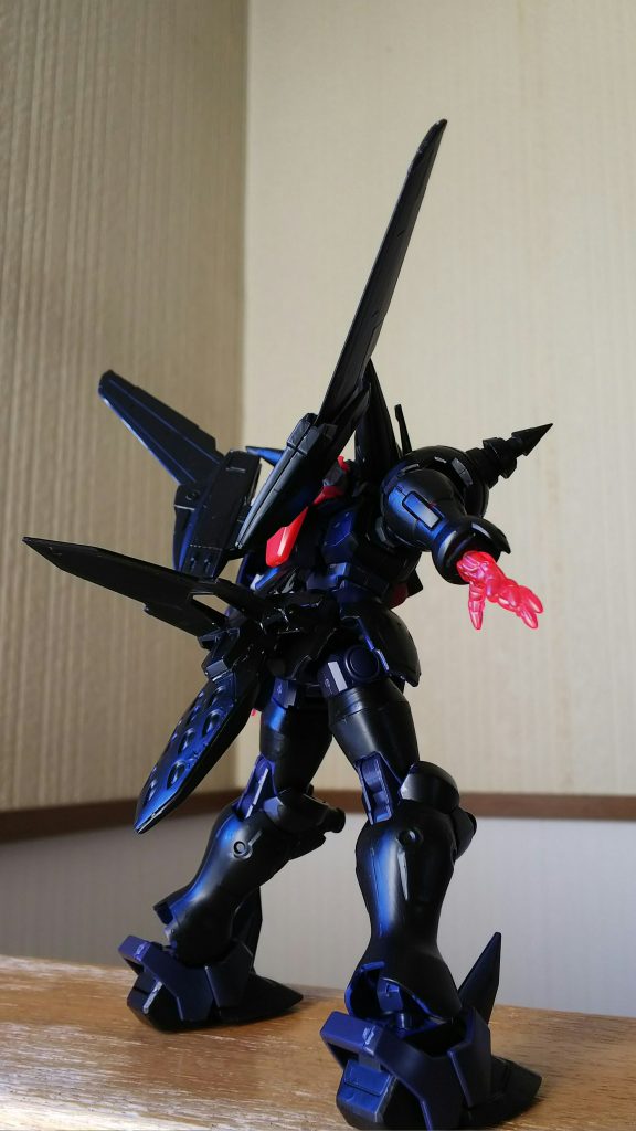 背部にはファンネルミサイル装備、高速接近格闘にファンネルが差し込まれて考える暇もございません。