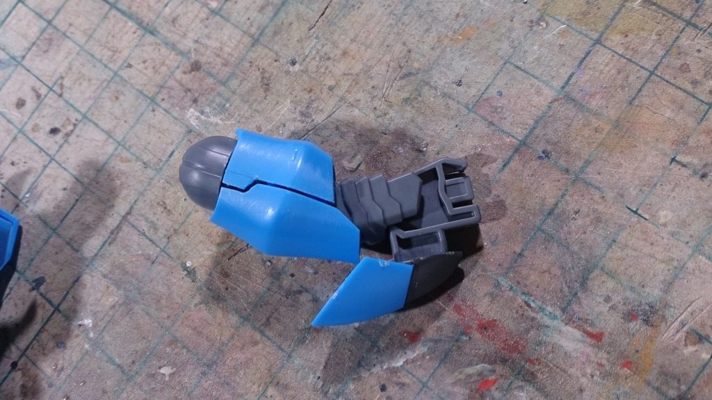 【脚部】
①太股の合わせ目をクランク型に分割モールド化
②膝及び足首横にパネルライン追加