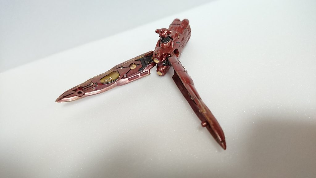 そこから金属感を足したくてゴールド系のパーツや所々にメタルカラーを足しては削り好みに仕上げました。