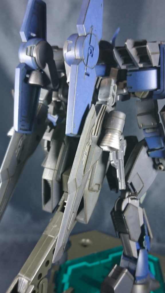 背面の画像を載せ忘れていたのでこちらに
グレイズ用のバックパックをベースに3ミリ穴を開けブースターとウィングを接続してます。
腰にはビルドブースターMKⅡのブースターを使用しガンダムジエンドのリボルバーを加工したものを装備させてます