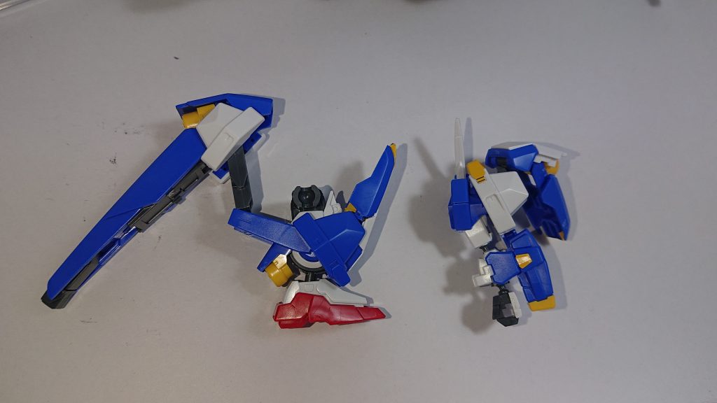 今回一番の悩みだったダッシュ装備
普通につけると脚が長くなってしまうので逆向きに取り付けました。
腕と足は要所を残し削って削ってボールデン
腰も削り落としました。