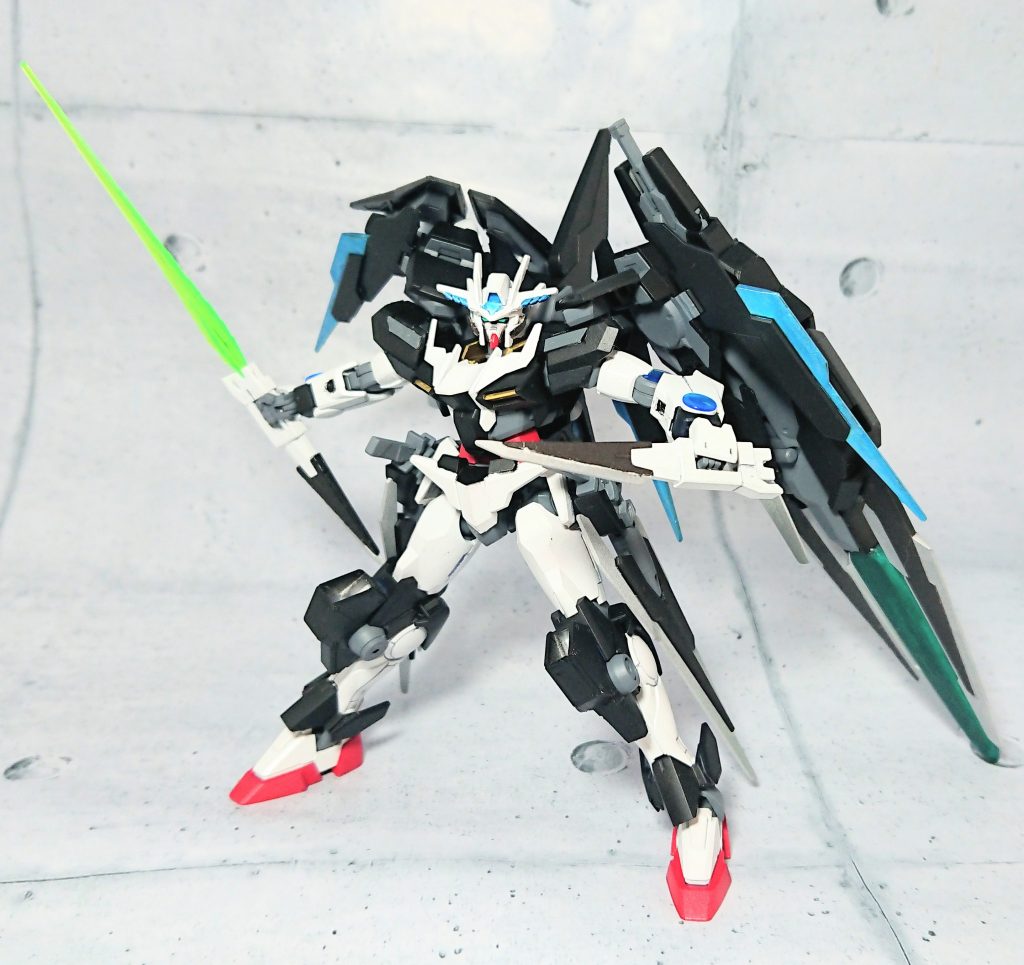 GNバトルダガー×2
膝に装備された近接武装。
実体剣だがビームサーベルも仕込まれており両膝に2振り装備、もっぱら投擲される。