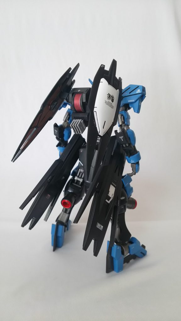 バックショット。背部スラスターをバルバトスの腰のものに変えてます。