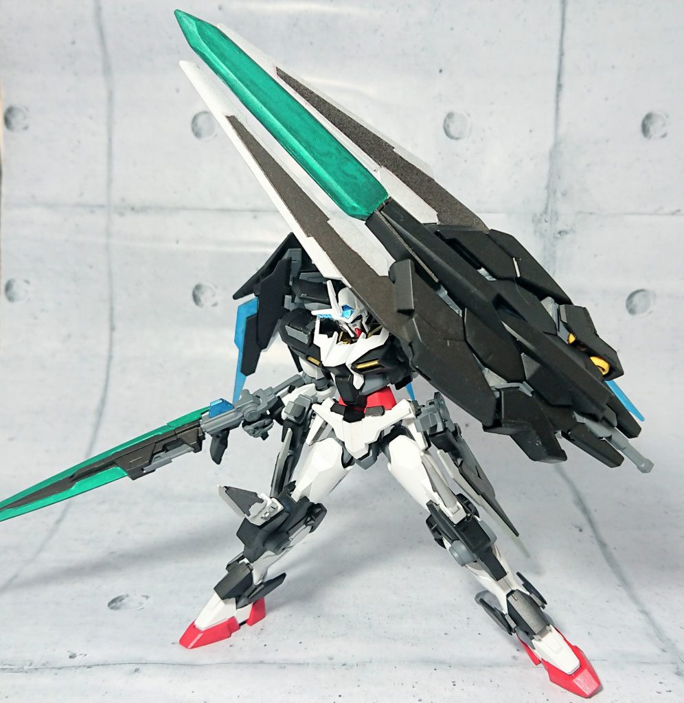 GNフライトソード
GNバスターソードⅡをベースに改造した大剣。
変形機構を持ち、変形させることによりフライトモードになる。
フライトモードは自身や僚機を乗せたり、自立行動などのサポートができる。
また、改造前のGNフィールド展開機構も持ち合わせてる。