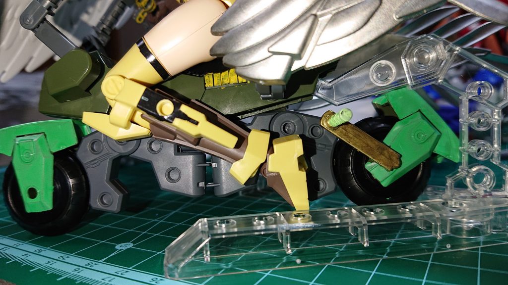 一緒にビルドダイバーズ全話見たのでナナミお姉さんはバイクだそうです。

ガンダムマーカーで色々塗ってました。