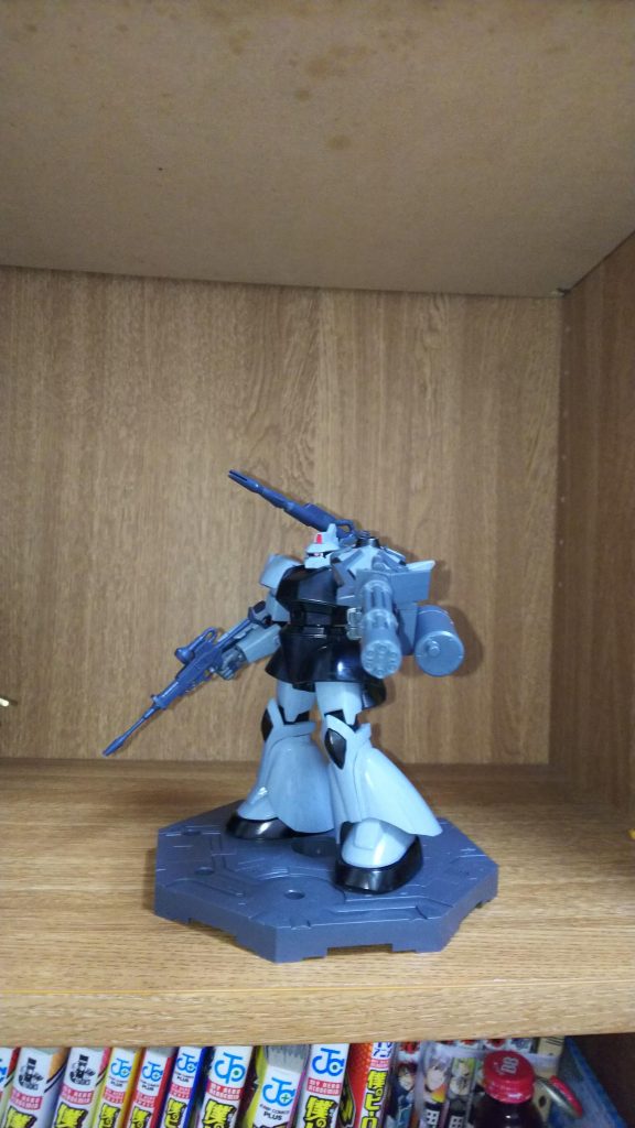 今家にある一年戦争時のジオンの武装でかつなにもしなくてもバランスよくつけられるのがガトリングシールドだったので採用しました。