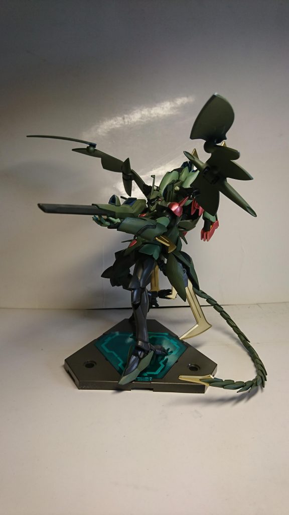 まずはメイン武器の「ロング・ビームライフル」
センサー付の狙撃に特化したビームライフルですが、ある程度の強度があるために銃身を使っての緊急近接が可能となっています。