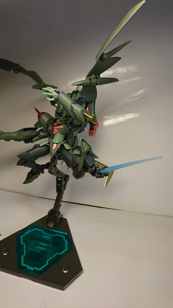 腕部のビームバルカンは従来通りにビームサーベルも発振し、脚部の踵にも新たに同じ仕様の物を装備しました。
これにより、腕が塞がった状態でもバルカンによる牽制・威嚇・撃破、トリッキーな格闘戦が可能になりました。